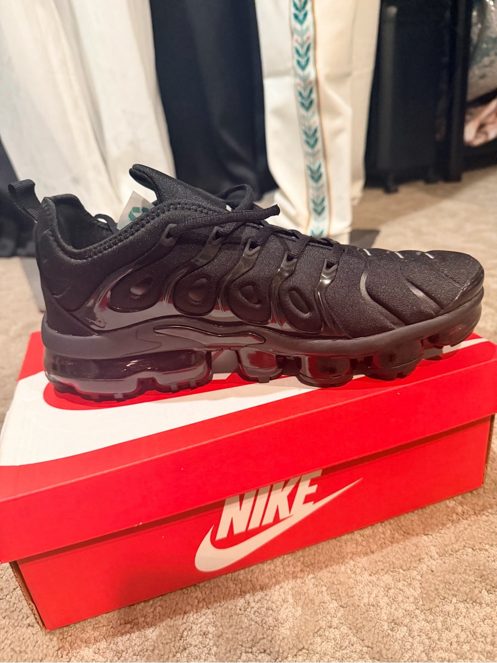 Nike men Black Air Vapormax Plus Sneaker